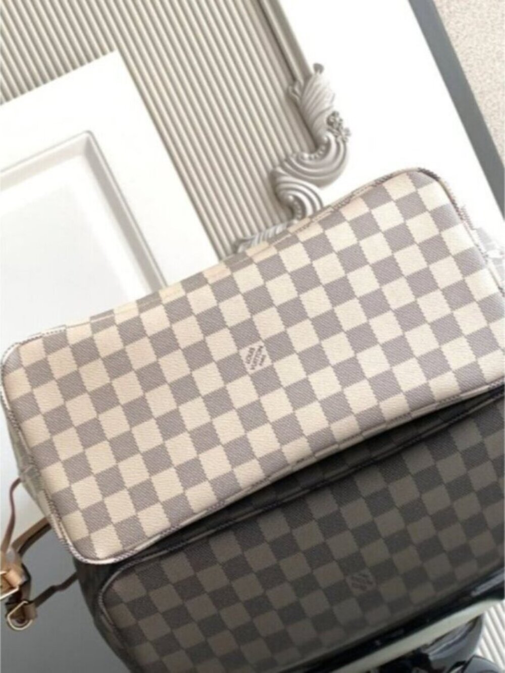 LV Neverfull MM Monogram Tote with Pouch - Picture 4 of 9